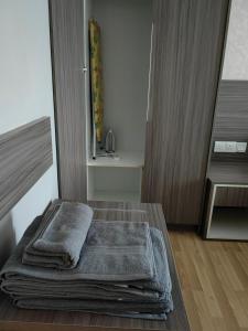 una habitación con una pila de toallas en una mesa en family 1 bed room apartment, en Melaka