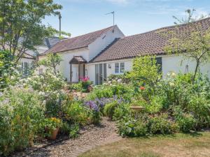 a cottage with a garden in front of it at 2 Bed in Reepham 37016 in Cawston