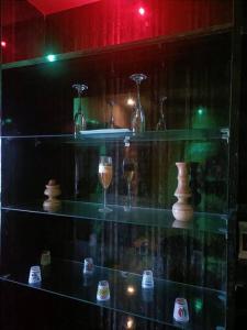 szklana półka z kieliszkami do wina w obiekcie Your Right Place w mieście Guwahati