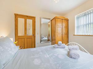 Ένα ή περισσότερα κρεβάτια σε δωμάτιο στο 2 Bed in Benllech 42369