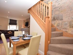 une salle à manger avec une table et un escalier dans l'établissement 2 Bed in Edinburgh 42778, à Roslin