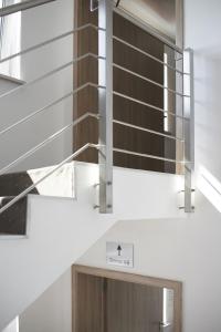 una escalera con barandillas de cristal en un edificio en Hotel New In Guesthouse, en Ingolstadt