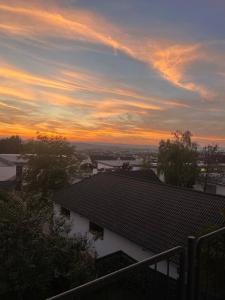 een uitzicht op een zonsondergang vanaf een dak van een huis bij Sunset Apartment mit Rheinblick in Urbar in Urbar