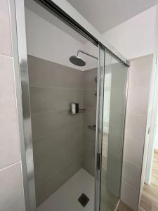 una doccia con porta in vetro in bagno di Vivienda vacacional “Punta de la arena” a Breña Baja