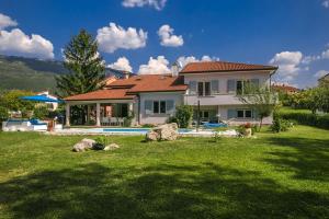 a house with a yard with a swimming pool at Villa Rupena in Buzet