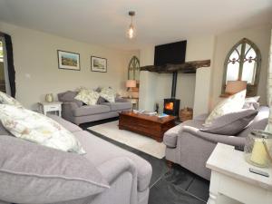 un soggiorno con 2 divani e un camino di 5 Bed in Conwy 48169 a Eglwys-Fâch