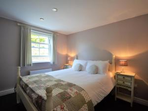 una camera da letto con un letto con due orsacchiotti sopra di 5 Bed in Conwy 48169 a Eglwys-Fâch