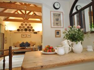 Cette chambre dispose d'une table avec une assiette de fruits. dans l'établissement 1 Bed in Stow-on-the-Wold 44932, à Naunton