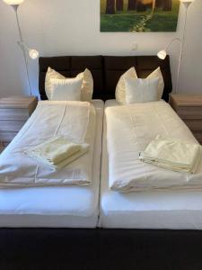 Ein Bett oder Betten in einem Zimmer der Unterkunft Ferienwohnung Brenderweg