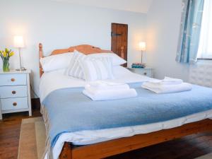 1 dormitorio con 1 cama con toallas en 3 Bed in Dymchurch 46913, en Littlestone-on-Sea