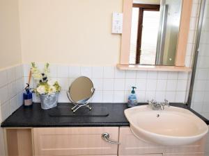 a bathroom counter with a sink and a mirror at 1 bed property in Banbury Cotswolds CC012 in Shotteswell