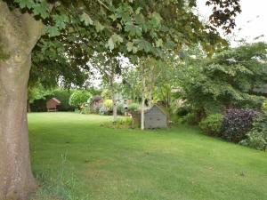a yard with a tree and a yard with a house at 1 bed property in Banbury Cotswolds CC012 in Shotteswell