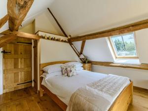 - une chambre avec un lit et une fenêtre dans l'établissement 2 bed in Thame CC068, à Shabbington