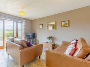 a living room with two couches and a tv at 2 Bed in Worcester CC071 in Clifton upon Teme