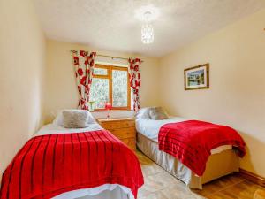 two beds in a room with a window at 2 Bed in Worcester CC071 in Clifton upon Teme