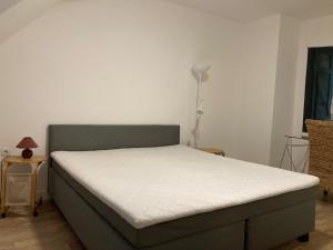 Ein Bett oder Betten in einem Zimmer der Unterkunft Ferienwohnung Brenderweg
