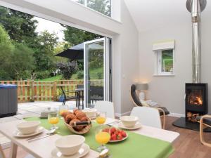 une salle à manger avec une table et une cheminée dans l'établissement 2 Bed in Bideford 49224, à Bideford