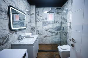 een badkamer met een wastafel en een toilet bij Miku Apartment-Extraordinary 1BD At Komuna e Parisit in Tirana
