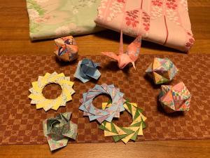 um grupo de itens de origami numa mesa em Apikogen Mori no Hotel em Hachimantai