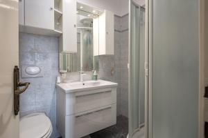 Kylpyhuone majoituspaikassa Apartment Sunrise Lovran - Happy Rentals