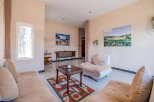 a living room with two couches and a table at RedDoorz Syariah near Batu Night Spectacular in Malang