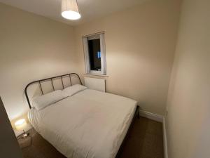 een kleine slaapkamer met een bed en een raam bij Hillview House in Belfast
