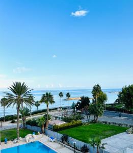 Vom Balkon eines Resorts genießen Sie Meerblick. in der Unterkunft PALLINIO COURT 402 Fig Tree Bay- Protaras Beach, IASONOS STR 7A in Protaras