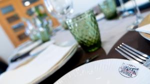 Un restaurante o sitio para comer en La Hospedería - El Provencio