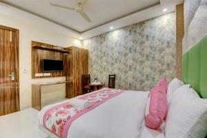 เตียงในห้องที่ Hotel Smart Signature Delhi Airport