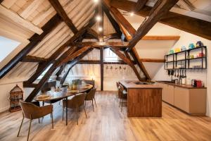 uma cozinha e sala de jantar com mesa e cadeiras em Le Laurencin Sens - Le Family em Sens