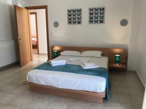 um quarto com uma cama com duas toalhas em Villa Eros em Zóla