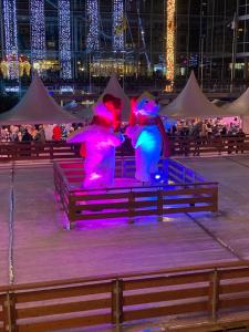 three polar bears standing on a bench at night at Strandstudio in hartje Koksijde in Koksijde