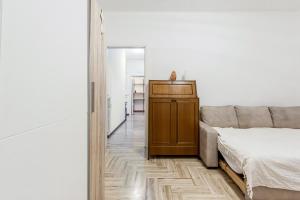 - une chambre avec un lit, un canapé et un miroir dans l'établissement [AFFORI CENTRO METRO] Appartamento con camera e cucina, à Milan