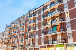 un immeuble d'appartements avec balcon sur le côté. dans l'établissement [AFFORI CENTRO METRO] Appartamento con camera e cucina, à Milan