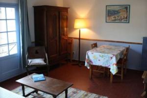 艾馬爾格的住宿－Château Teillan-Porte Italienne，客厅配有桌子和台灯