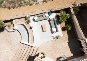 vista sul tetto di una piscina con palme di Casa Rambla - Restore - Relax a Bédar