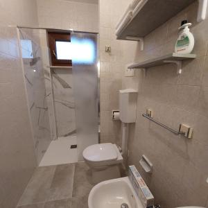 un piccolo bagno con servizi igienici e lavandino di B&B Cuei di Baret a Tricesimo