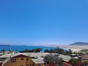 Blick auf das Meer von einer Stadt in der Unterkunft Hotel Solaris in Huasco