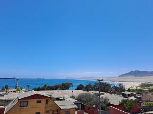 uma vista para o oceano a partir de uma cidade em Hotel Solaris em Huasco