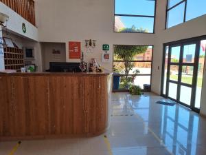 una grande hall con bancone in un edificio di Hotel Solaris a Huasco