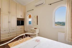 A bed or beds in a room at Villa Magnolia Corfu