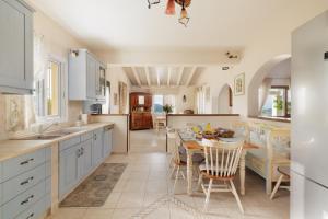 A kitchen or kitchenette at Villa Magnolia Corfu