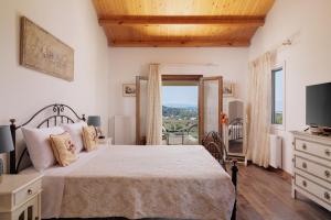 A bed or beds in a room at Villa Magnolia Corfu