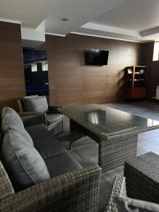 Sun Rise inn في كاراغاندي: غرفة معيشة مع أريكة وطاولة