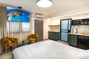 una camera d'albergo con letto e cucina di אחוזת רעות a ‘En Ha‘Emeq