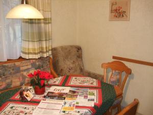 イムストにあるApart-Haus-Florian-Terrassenappartementのテーブルクロス付きの部屋