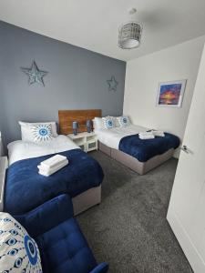 ein Hotelzimmer mit 2 Betten und einem Stuhl in der Unterkunft Langley Park House, Durham in Langley Park