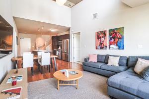 een woonkamer met een bank en een tafel bij Priceless & Comfy 3BDR & 3BTH LA in Los Angeles
