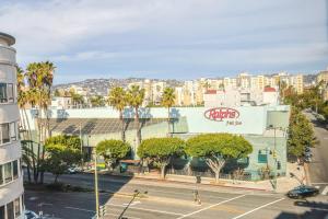 uitzicht op een stad met palmbomen en een gebouw bij Priceless & Comfy 3BDR & 3BTH LA in Los Angeles