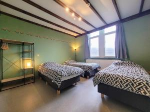アルにあるGîte de Groupe de la Semoisのベッドが2つと窓のある部屋